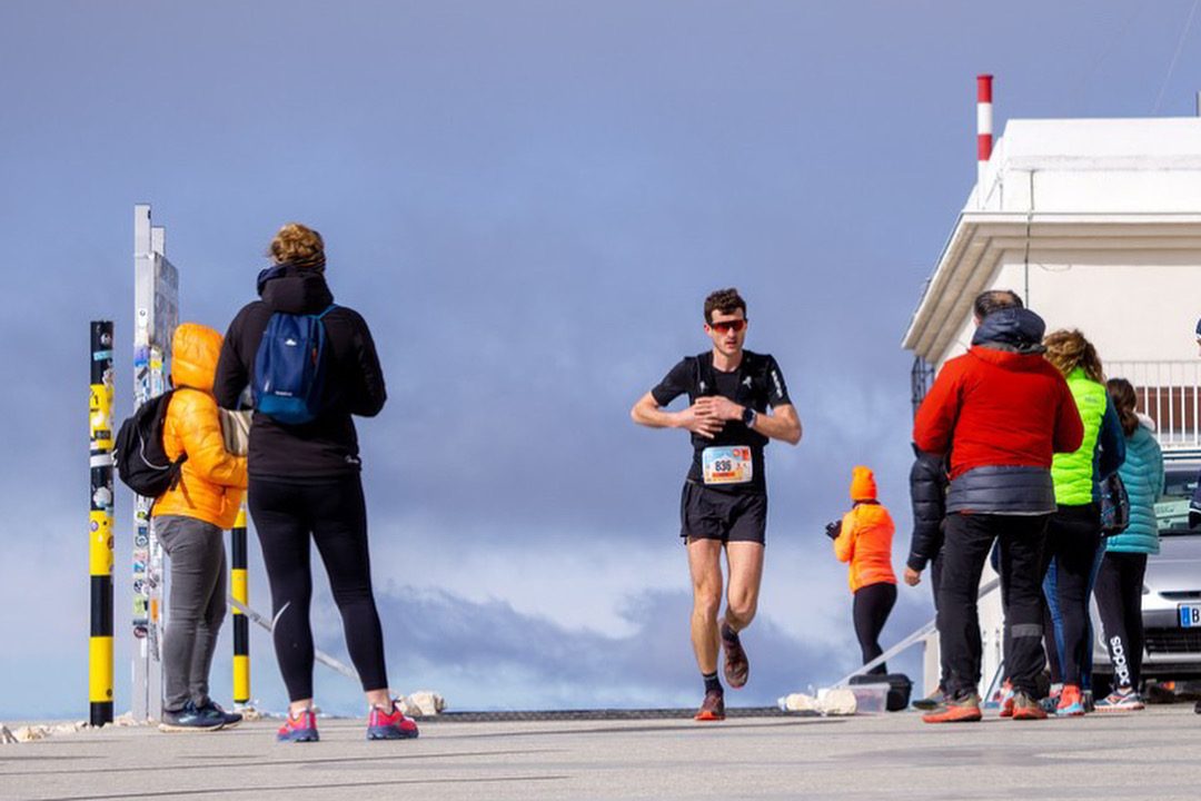 Simon Thoret au sommet du Mont Ventoux, préparation trail et ultra